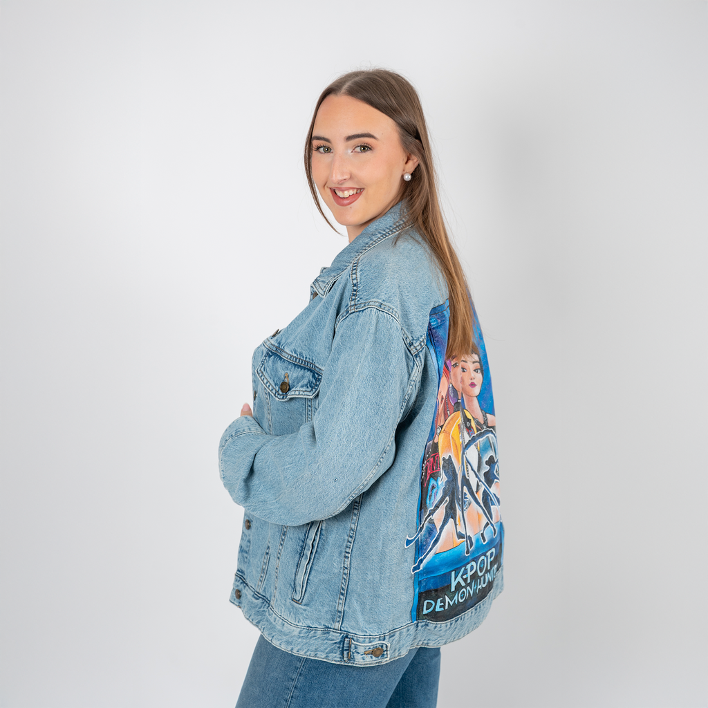 Chaqueta denim pintada a mano de Las Guerreras K-Pop Hunters - (TALLA L DISPONIBLE)